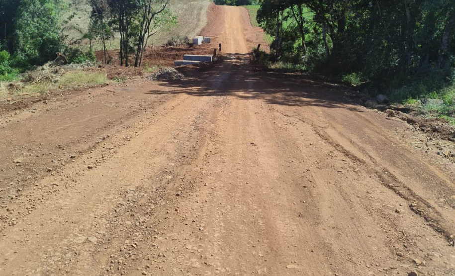 Pavimentação de estrada rural beneficia agricultura familiar no Sudoeste