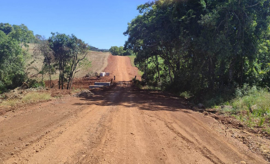 Pavimentação de estrada rural beneficia agricultura familiar no Sudoeste