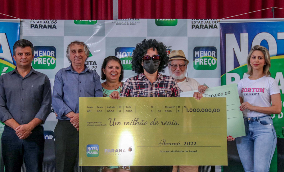 Empresária de Sarandi recebe o prêmio de R$ 1 milhão do programa Nota Paraná