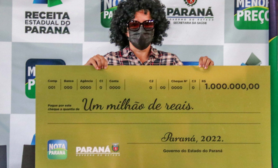 Empresária de Sarandi recebe o prêmio de R$ 1 milhão do programa Nota Paraná