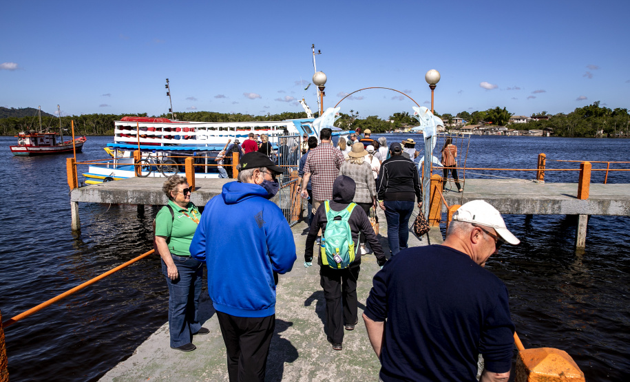 Após três anos, Porto de Paranaguá volta a receber navio com turistas