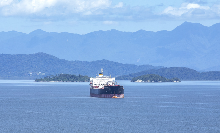 Porto de Paranaguá tem dez berços operando com calado maior e atrai navios cada vez maiores