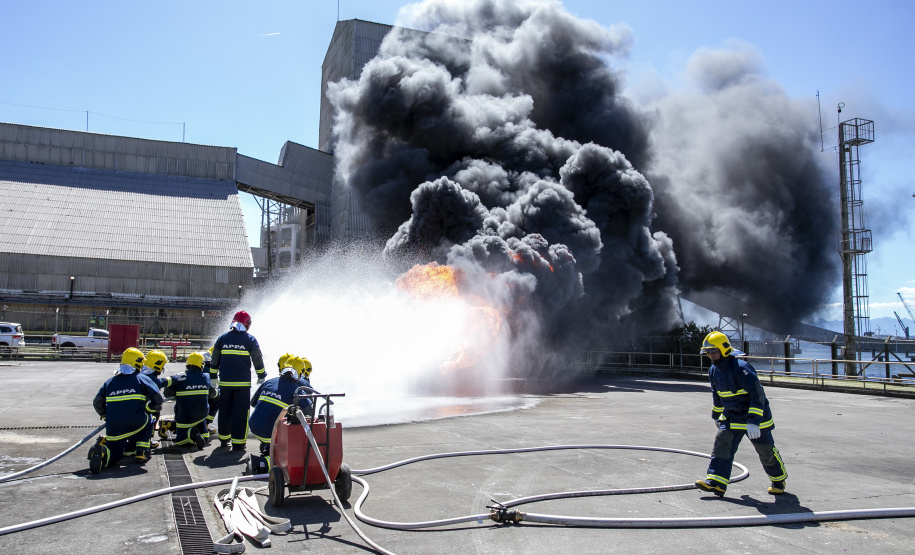 Brigada de Emergência da Portos do Paraná recebe treinamento de nível avançado