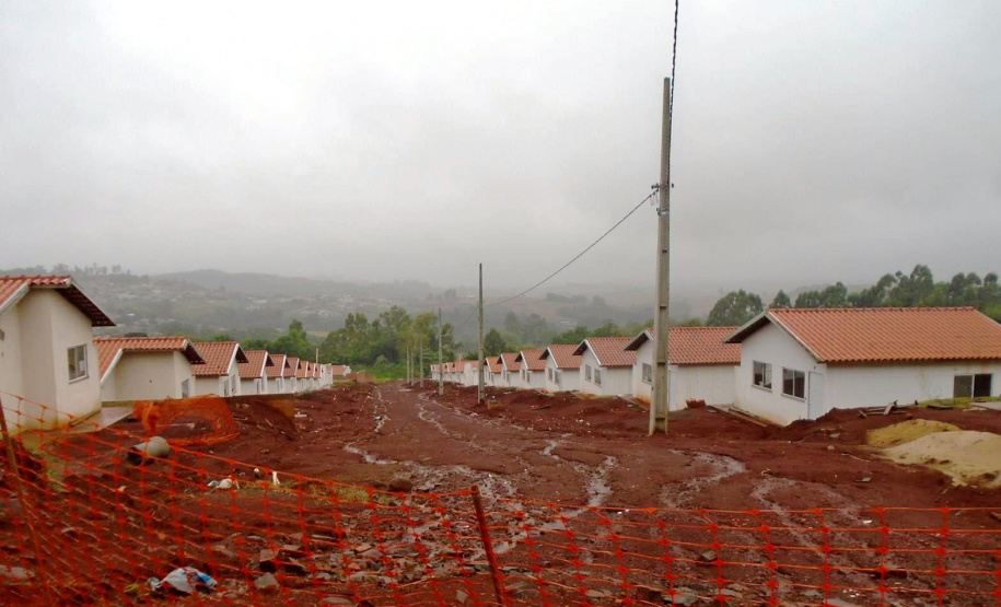 Moradores de Califórnia têm até o dia 2 de dezembro para se inscreverem no processo seletivo de 65 novas moradias do Governo do Estado em construção na cidade, na região do Vale do Ivaí. A obra do conjunto habitacional está próxima dos 80% de conclusão, em um projeto que recebeu cerca de R$ 5,8 milhões de investimento do programa Casa Fácil Paraná. (Foto: Cohapar).