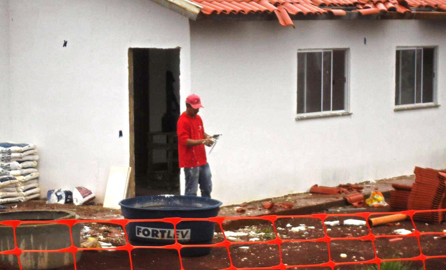 Moradores de Califórnia têm até o dia 2 de dezembro para se inscreverem no processo seletivo de 65 novas moradias do Governo do Estado em construção na cidade, na região do Vale do Ivaí. A obra do conjunto habitacional está próxima dos 80% de conclusão, em um projeto que recebeu cerca de R$ 5,8 milhões de investimento do programa Casa Fácil Paraná. (Foto: Cohapar).