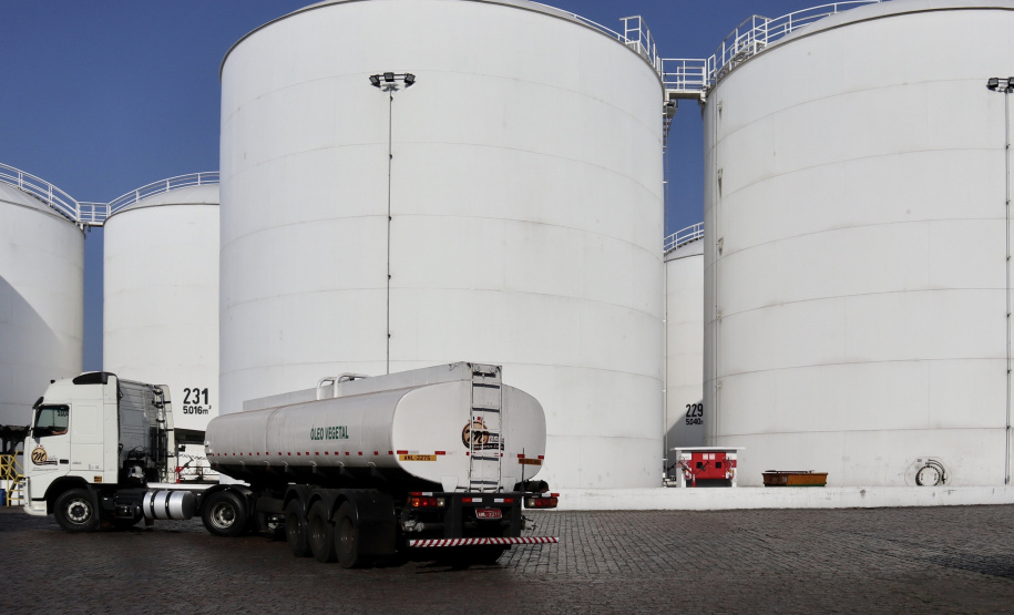 Movimentação portuária do Paraná registra alta no mês e no acumulado de outubro