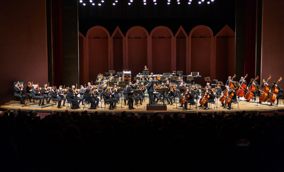 O maestro Roberto Tibiriçá assume como diretor musical e regente titular a Orquestra Sinfônica do Paraná (OSP) -