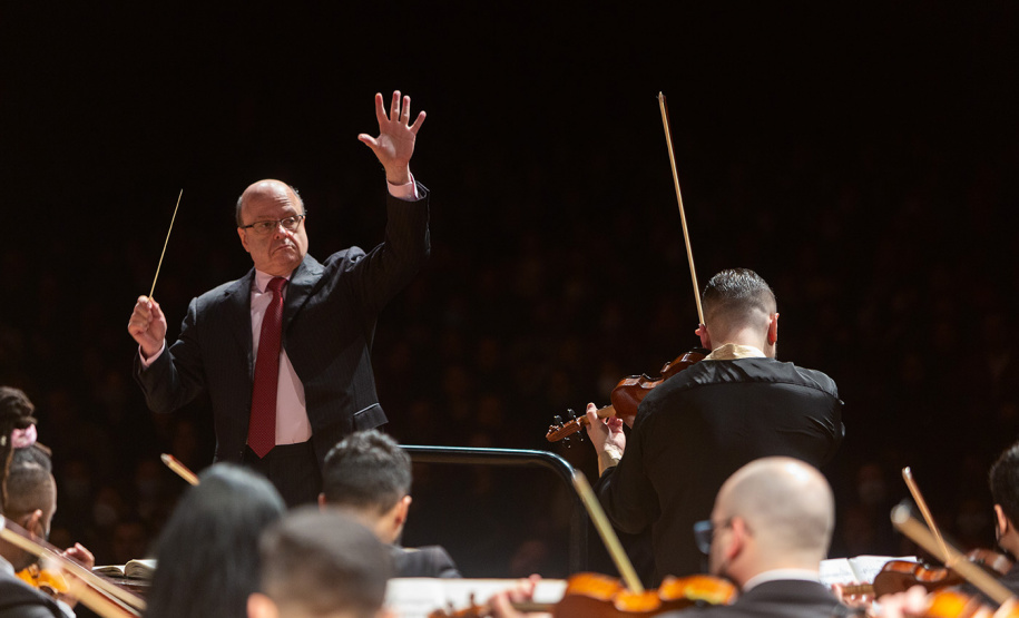 O maestro Roberto Tibiriçá assume como diretor musical e regente titular a Orquestra Sinfônica do Paraná (OSP) -