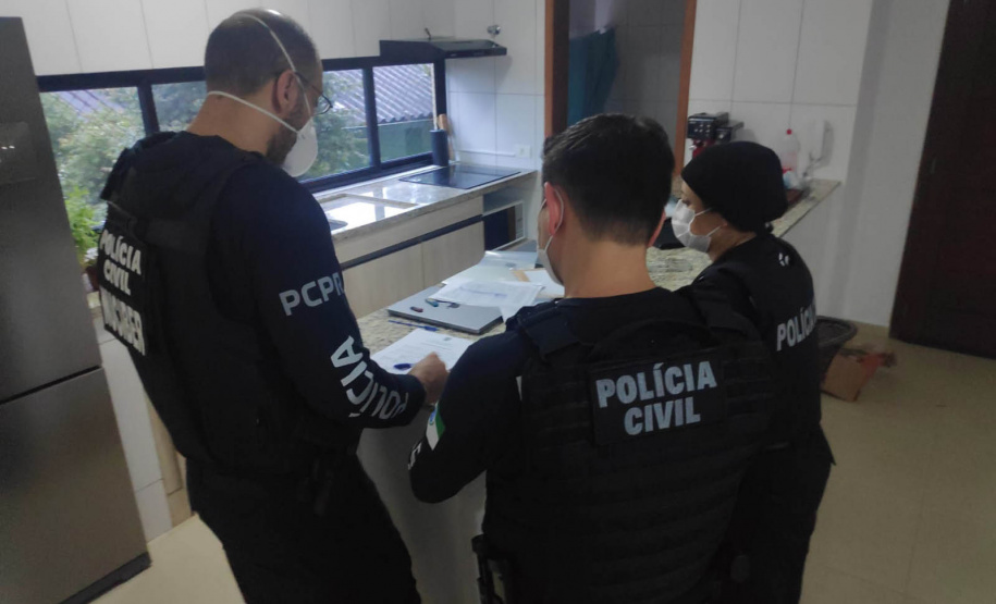 PCPR cumpre mandado de busca e apreensão contra pirataria de livros digitais, em Curitiba