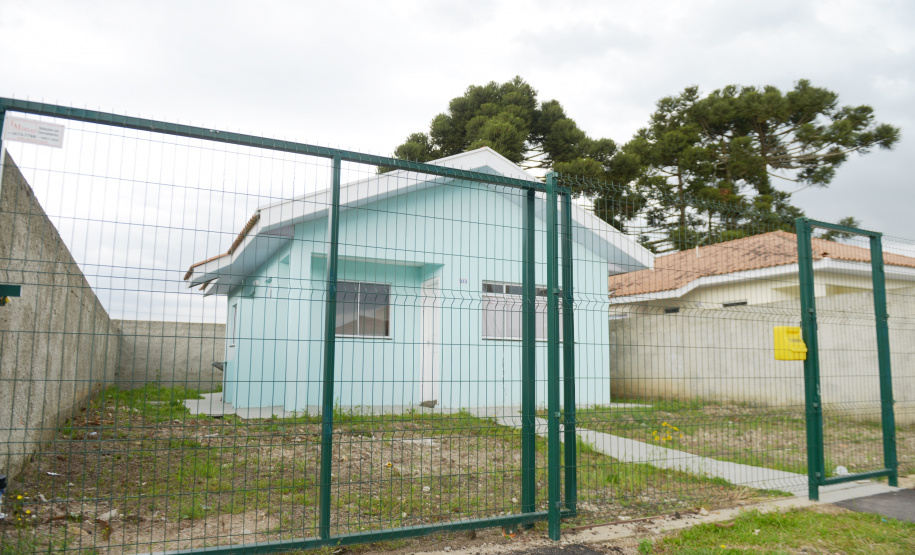 Trinta e seis famílias de Piraquara recebem chaves da casa própria