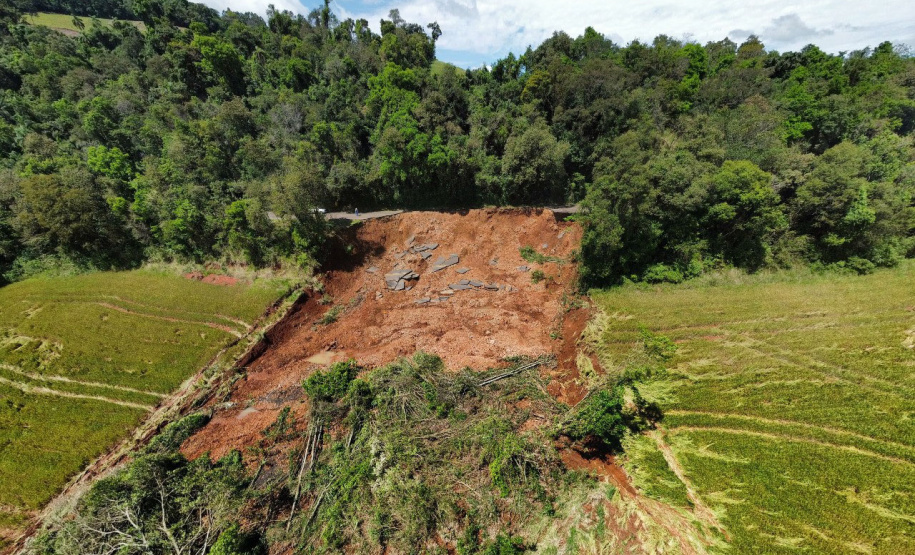 PR-182 Salgado Filho DER/PR inicia trabalhos para restaurar trecho da PR-182 interditado após deslizamento