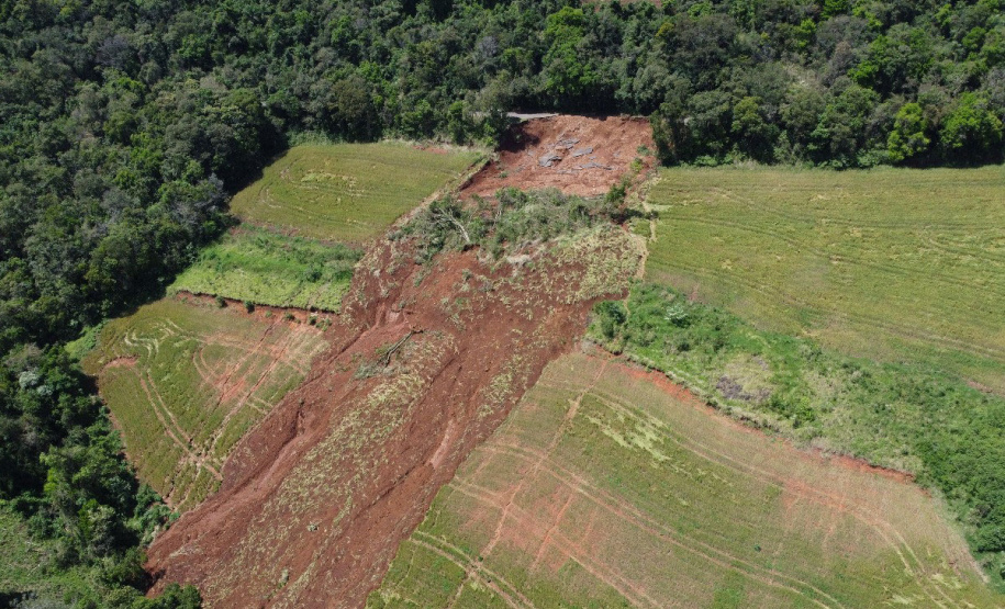 PR-182 Salgado Filho DER/PR inicia trabalhos para restaurar trecho da PR-182 interditado após deslizamento