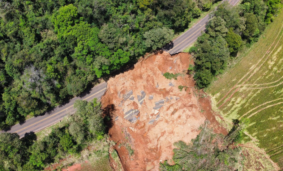 PR-182 Salgado Filho DER/PR inicia trabalhos para restaurar trecho da PR-182 interditado após deslizamento
