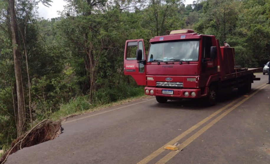 PR-182 Salgado Filho DER/PR inicia trabalhos para restaurar trecho da PR-182 interditado após deslizamento