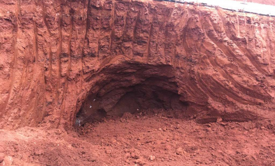 Diagnóstico da PR-445 em Mauá da Serra revela pequena caverna sob pista