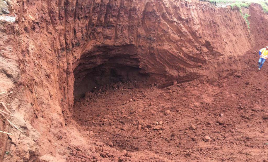 Diagnóstico da PR-445 em Mauá da Serra revela pequena caverna sob pista