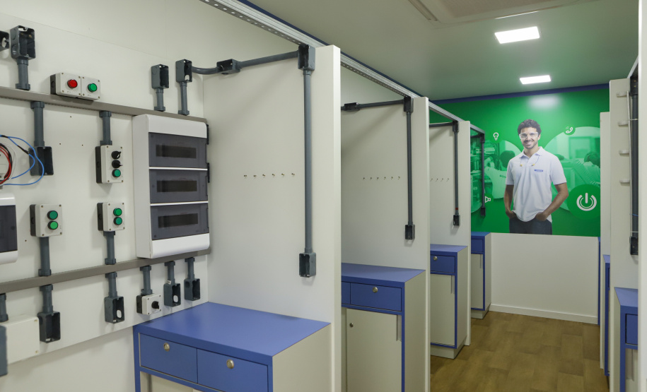 Curitiba, 21 de novembro de 2022 - Programa Qualifica Paraná oferece diversos cursos por meio das Carretas do Conhecimentos estacionadas em frente ao Palácio Iguaçu. Foto: Roberto Dziura Jr./AEN