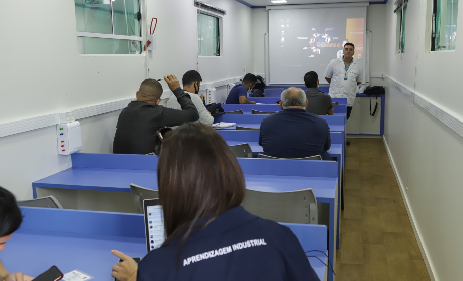 Curitiba, 21 de novembro de 2022 - Programa Qualifica Paraná oferece diversos cursos por meio das Carretas do Conhecimentos estacionadas em frente ao Palácio Iguaçu. Foto: Roberto Dziura Jr./AEN