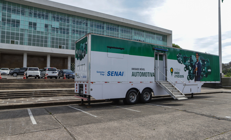 Curitiba, 21 de novembro de 2022 - Programa Qualifica Paraná oferece diversos cursos por meio das Carretas do Conhecimentos estacionadas em frente ao Palácio Iguaçu. Foto: Roberto Dziura Jr./AEN