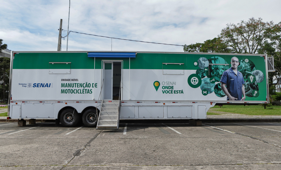 Curitiba, 21 de novembro de 2022 - Programa Qualifica Paraná oferece diversos cursos por meio das Carretas do Conhecimentos estacionadas em frente ao Palácio Iguaçu. Foto: Roberto Dziura Jr./AEN