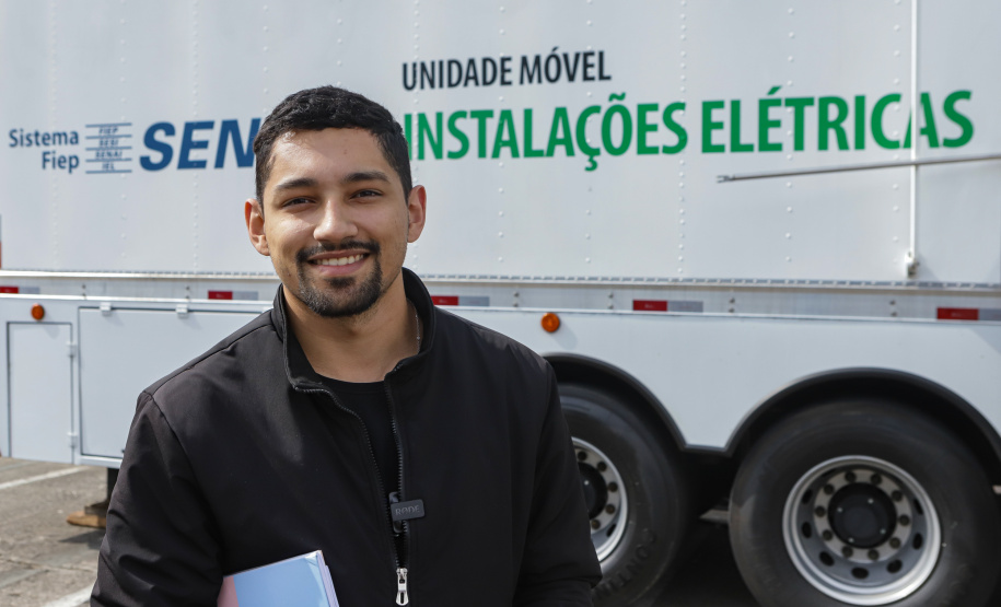 Curitiba, 21 de novembro de 2022 - Programa Qualifica Paraná oferece diversos cursos por meio das Carretas do Conhecimentos estacionadas em frente ao Palácio Iguaçu. Foto: Roberto Dziura Jr./AEN