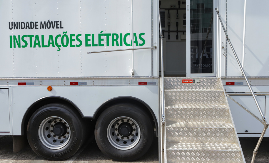 Curitiba, 21 de novembro de 2022 - Programa Qualifica Paraná oferece diversos cursos por meio das Carretas do Conhecimentos estacionadas em frente ao Palácio Iguaçu. Foto: Roberto Dziura Jr./AEN
