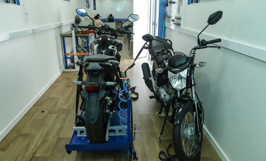 Curitiba, 21 de novembro de 2022 - Programa Qualifica Paraná oferece diversos cursos por meio das Carretas do Conhecimentos estacionadas em frente ao Palácio Iguaçu. Foto: Roberto Dziura Jr./AEN