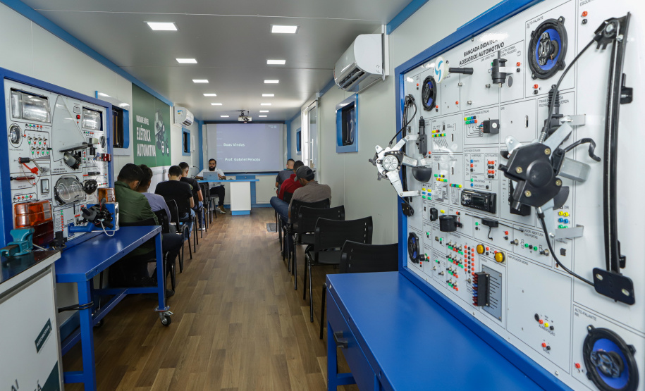 Curitiba, 21 de novembro de 2022 - Programa Qualifica Paraná oferece diversos cursos por meio das Carretas do Conhecimentos estacionadas em frente ao Palácio Iguaçu. Foto: Roberto Dziura Jr./AEN