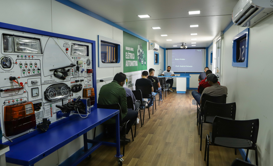 Curitiba, 21 de novembro de 2022 - Programa Qualifica Paraná oferece diversos cursos por meio das Carretas do Conhecimentos estacionadas em frente ao Palácio Iguaçu. Foto: Roberto Dziura Jr./AEN