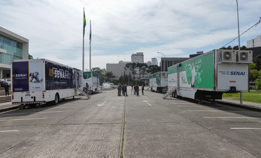 Curitiba, 21 de novembro de 2022 - Programa Qualifica Paraná oferece diversos cursos por meio das Carretas do Conhecimentos estacionadas em frente ao Palácio Iguaçu. Foto: Roberto Dziura Jr./AEN
