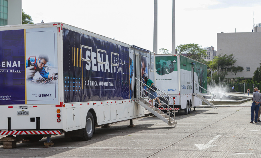 Curitiba, 21 de novembro de 2022 - Programa Qualifica Paraná oferece diversos cursos por meio das Carretas do Conhecimentos estacionadas em frente ao Palácio Iguaçu. Foto: Roberto Dziura Jr./AEN