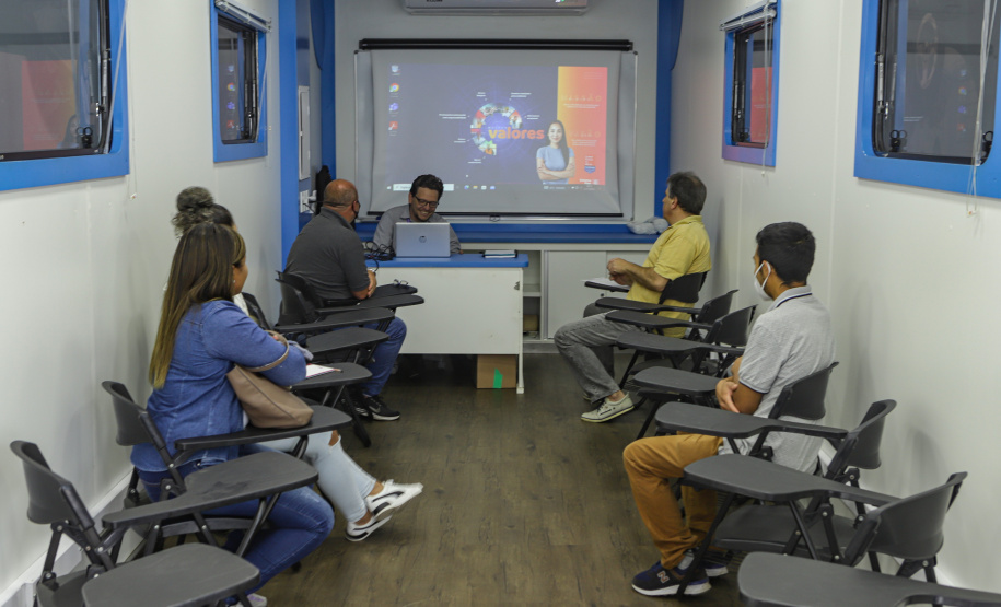 Curitiba, 21 de novembro de 2022 - Programa Qualifica Paraná oferece diversos cursos por meio das Carretas do Conhecimentos estacionadas em frente ao Palácio Iguaçu. Foto: Roberto Dziura Jr./AEN