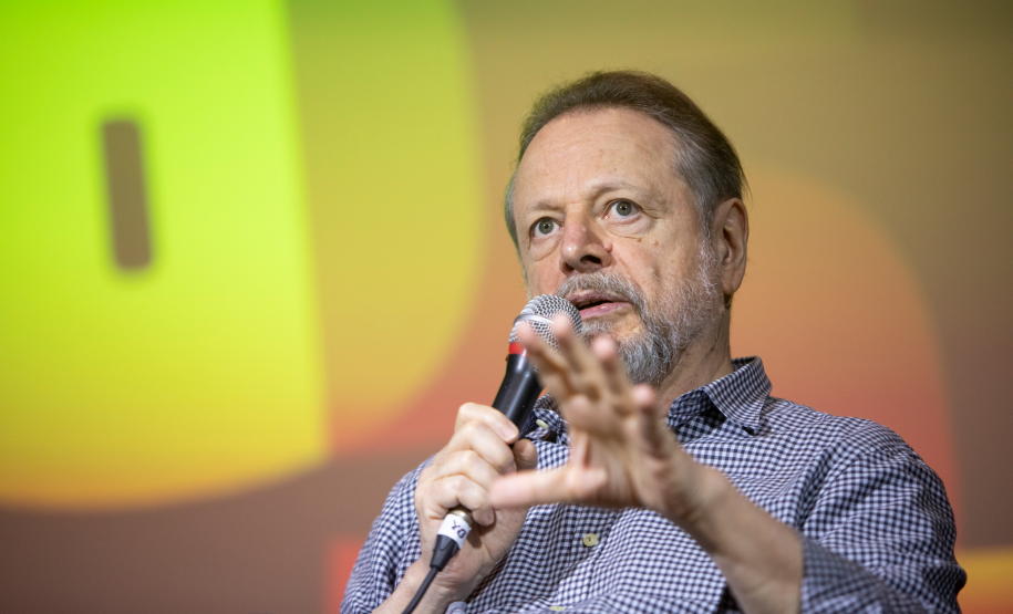 Jornal Cândido celebra os 70 anos de Cristovão Tezza