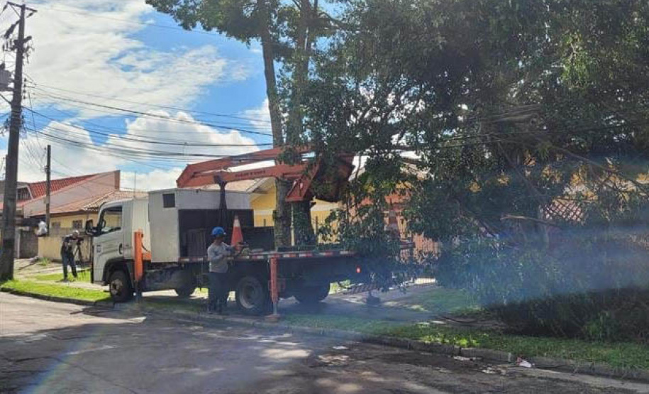 Equipes da Copel trabalham na restauração da rede elétrica -