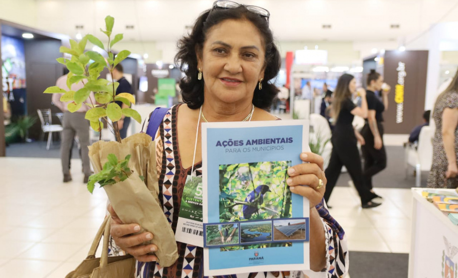 articipantes do Governo 5.0 levam para casa mudas de árvores nativas