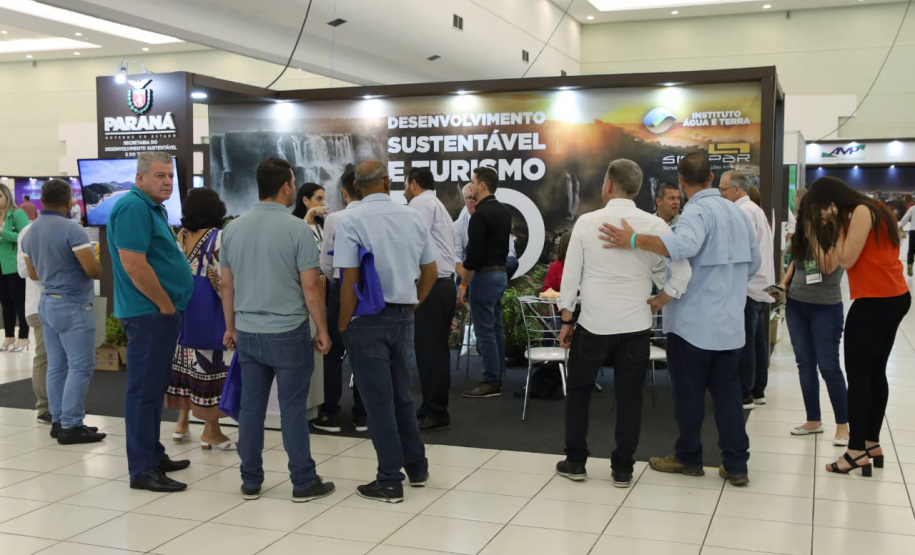 articipantes do Governo 5.0 levam para casa mudas de árvores nativas