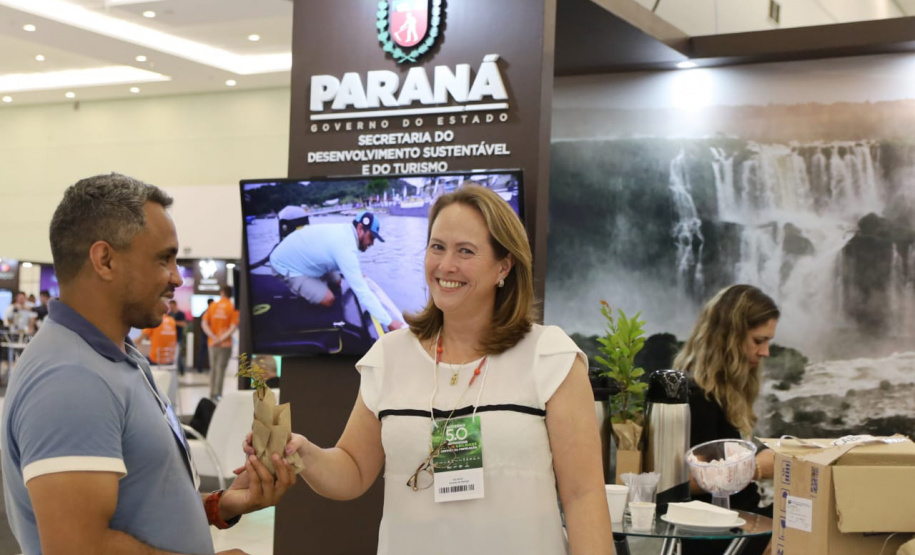 articipantes do Governo 5.0 levam para casa mudas de árvores nativas