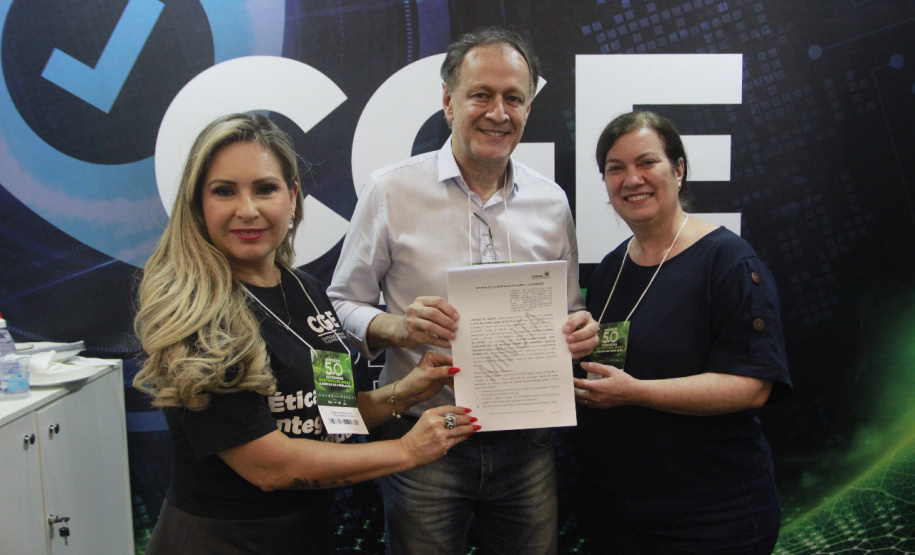 Prefeitos assinam adesão ao Controla Paraná durante o Governo 5.0 em Foz