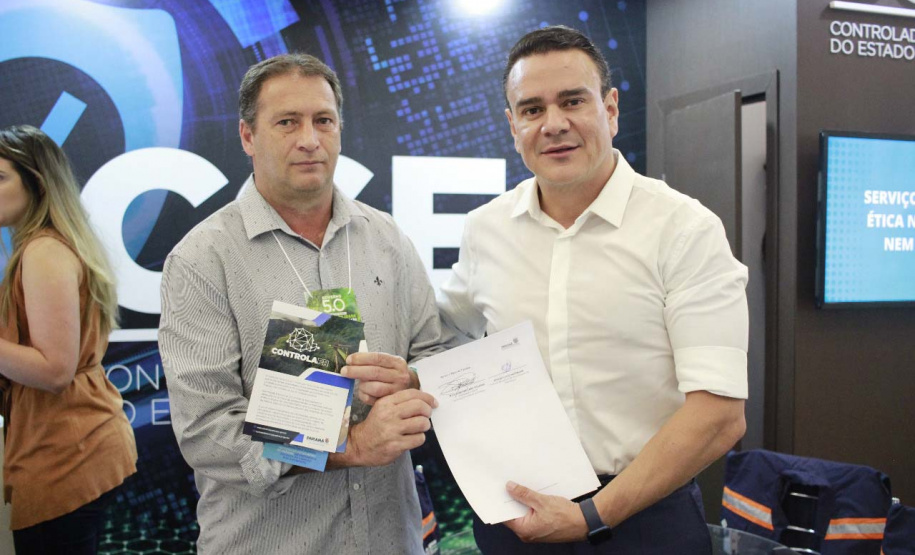 Prefeitos assinam adesão ao Controla Paraná durante o Governo 5.0 em Foz