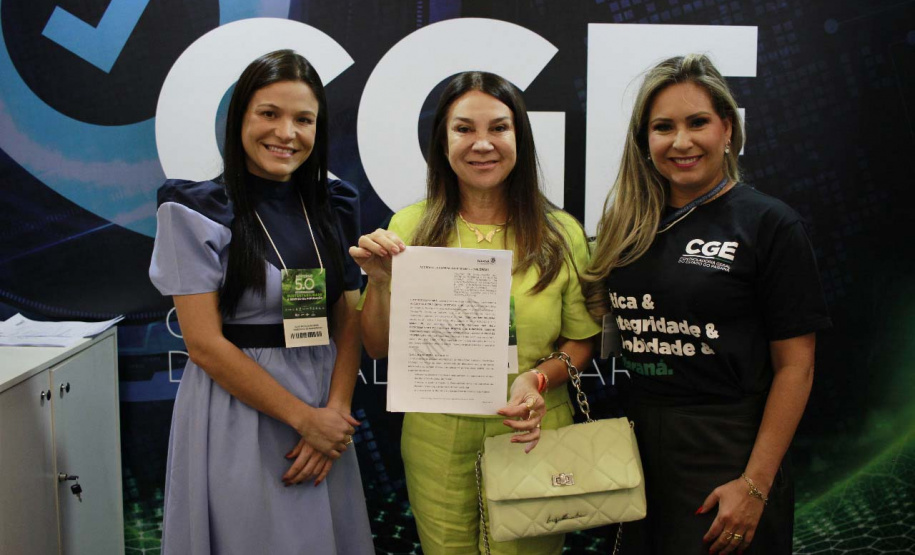 Prefeitos assinam adesão ao Controla Paraná durante o Governo 5.0 em Foz