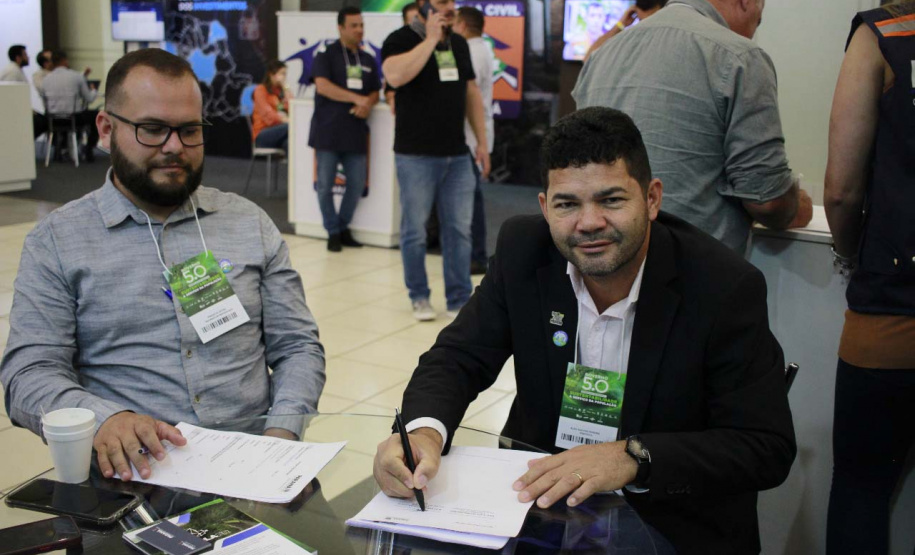 Prefeitos assinam adesão ao Controla Paraná durante o Governo 5.0 em Foz