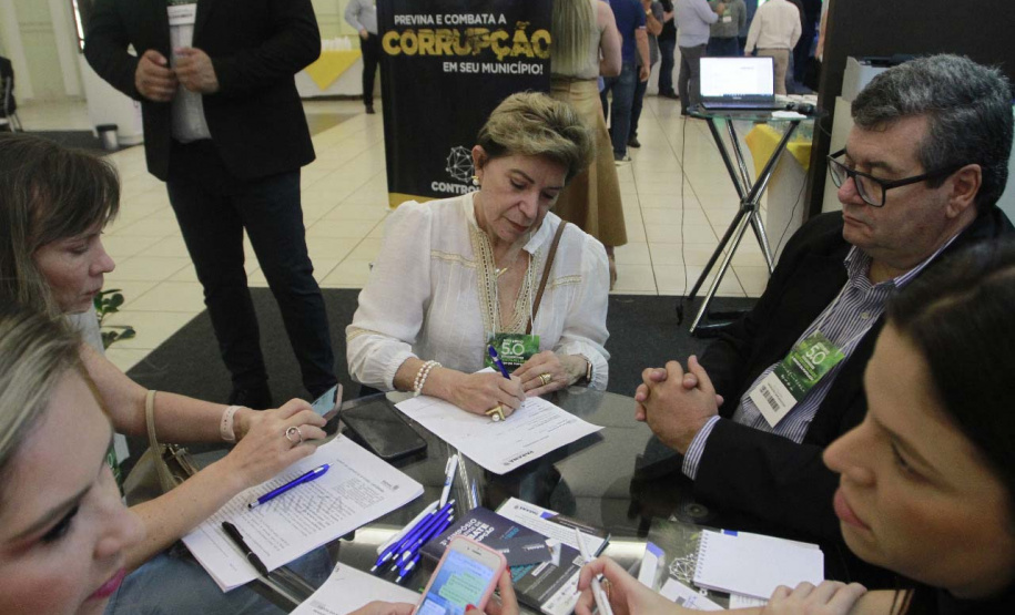 Prefeitos assinam adesão ao Controla Paraná durante o Governo 5.0 em Foz