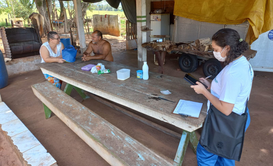 Sanepar orienta moradores sobre interligação de esgoto em Maria Helena, no Noroeste