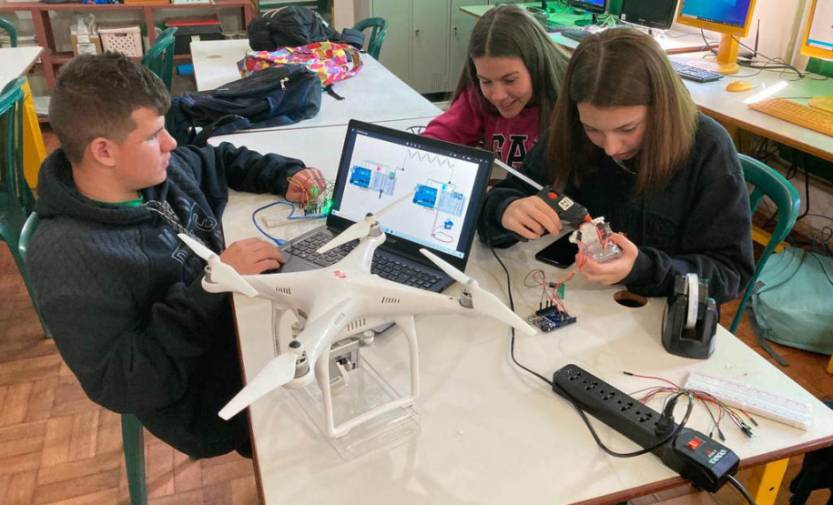 Professores apresentam projetos de robótica premiados durante evento de formação