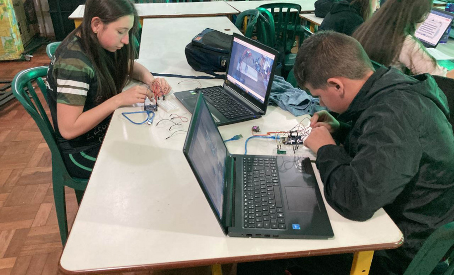 Professores apresentam projetos de robótica premiados durante evento de formação