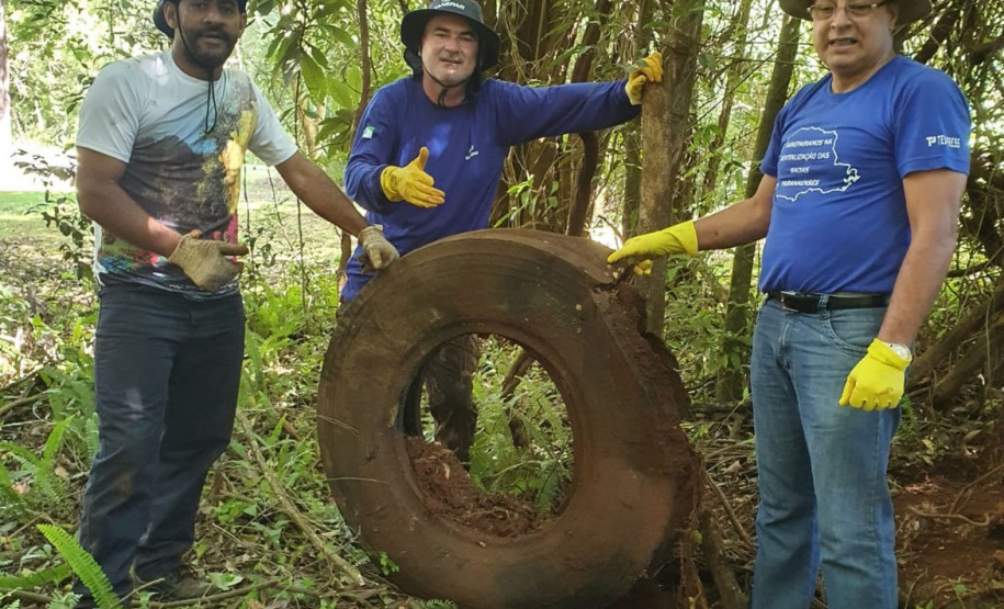Voluntários limpam e preservam Rio Cascavel