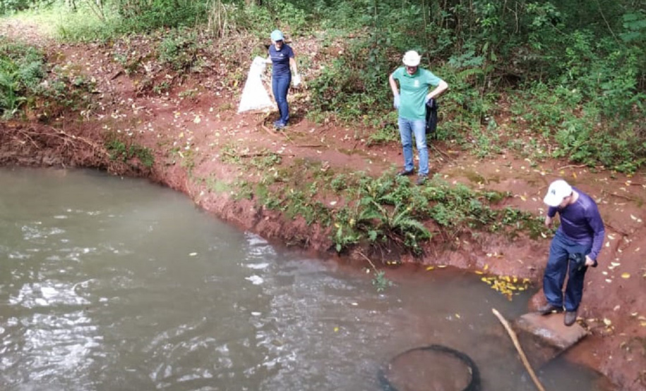 Voluntários limpam e preservam Rio Cascavel