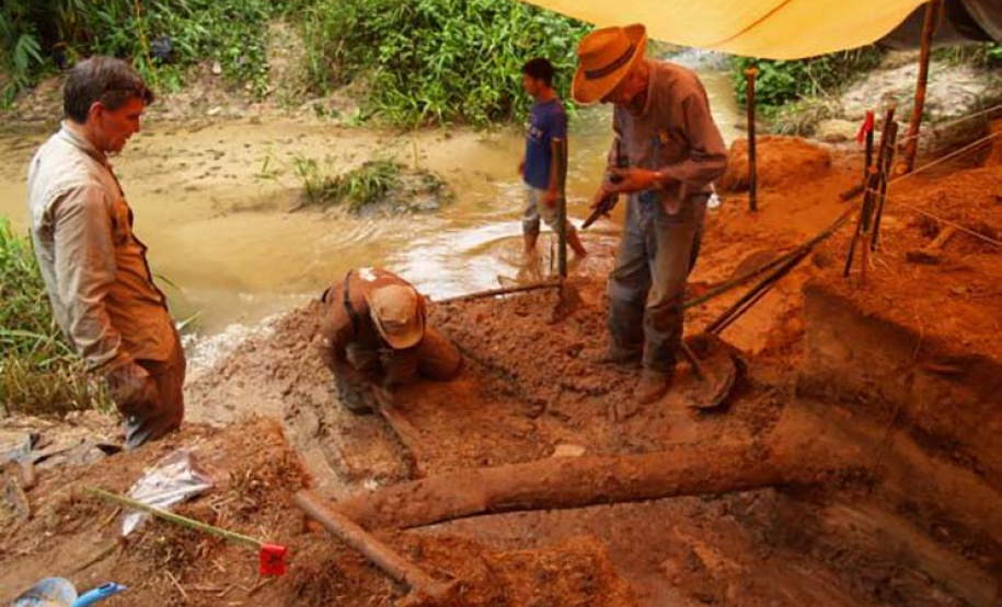 SECC - Documentário mostra resgate de canoa indígena