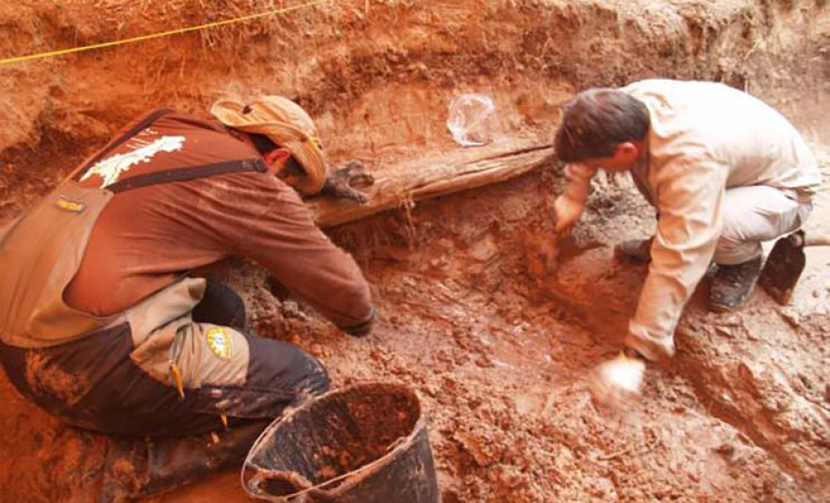 SECC - Documentário mostra resgate de canoa indígena