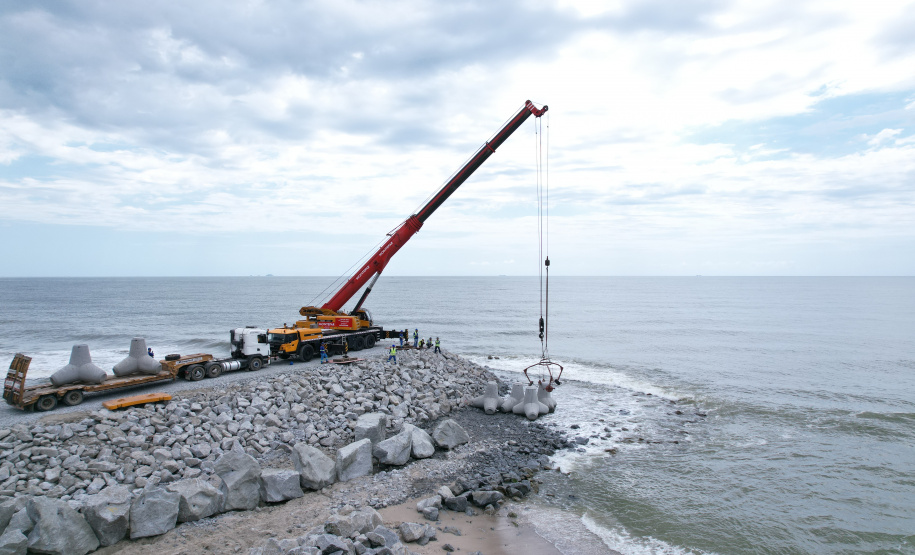 Começam a ser instaladas as peças de concreto que vão preservar a orla de Matinhos